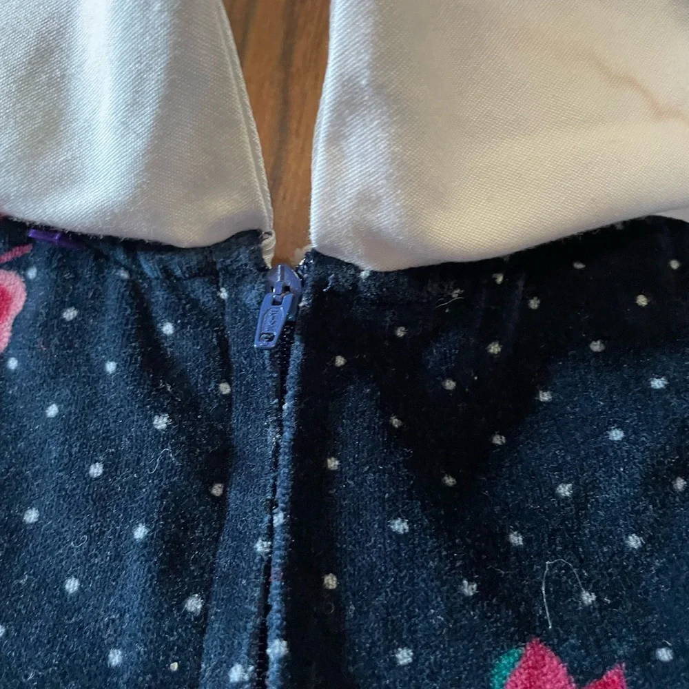 Just too cute Lil girls 12M snap VTG romper w ruffled sleeves embroidered collar